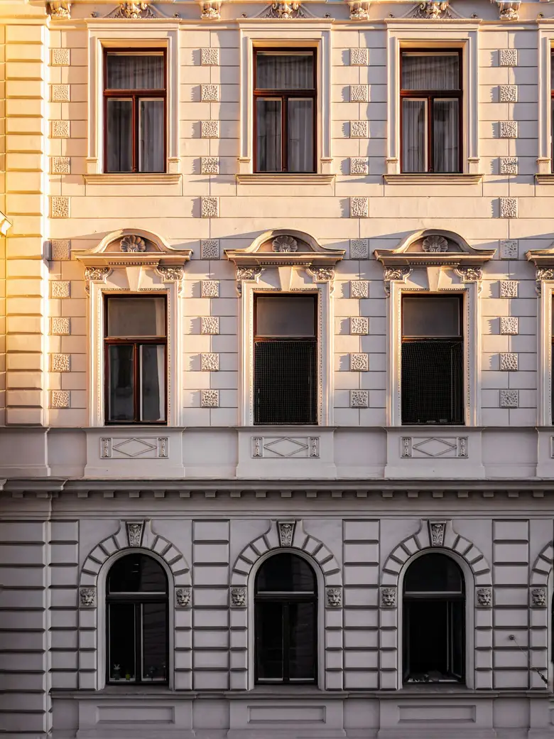 Wiener Gründerzeitfassade im Abendlicht