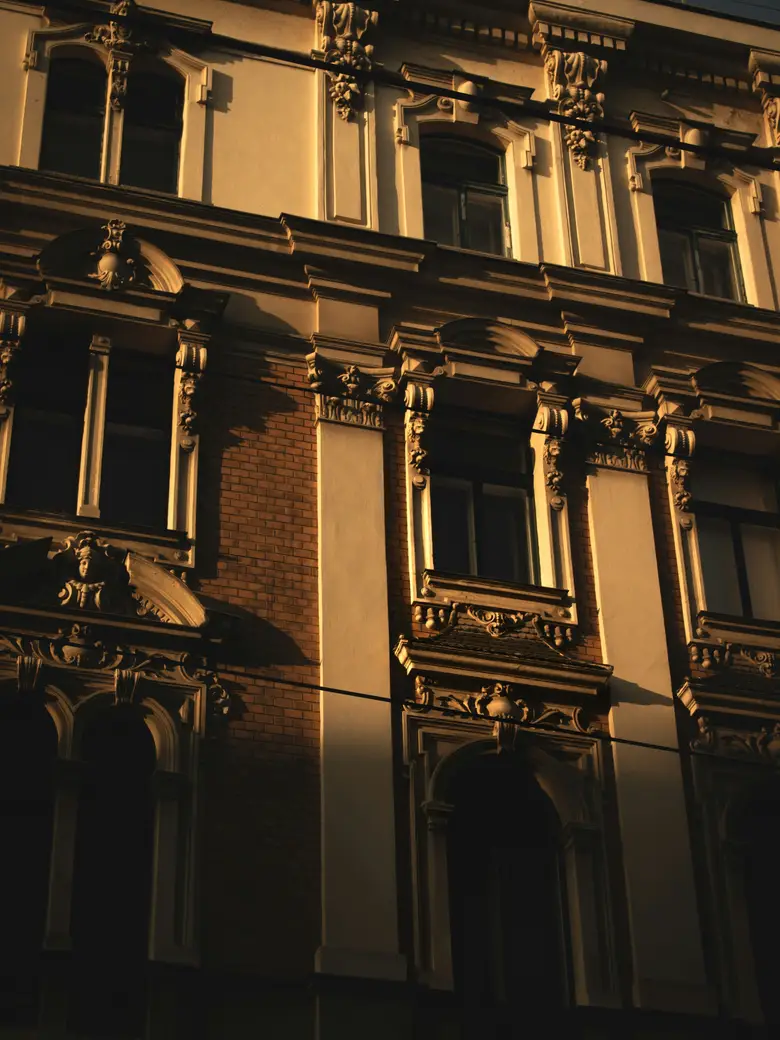 Altbaufassade mit Stuck in warmem Seitenlicht