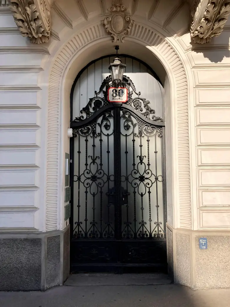 Schmiedeeisernes Tor in einem Wiener Portal