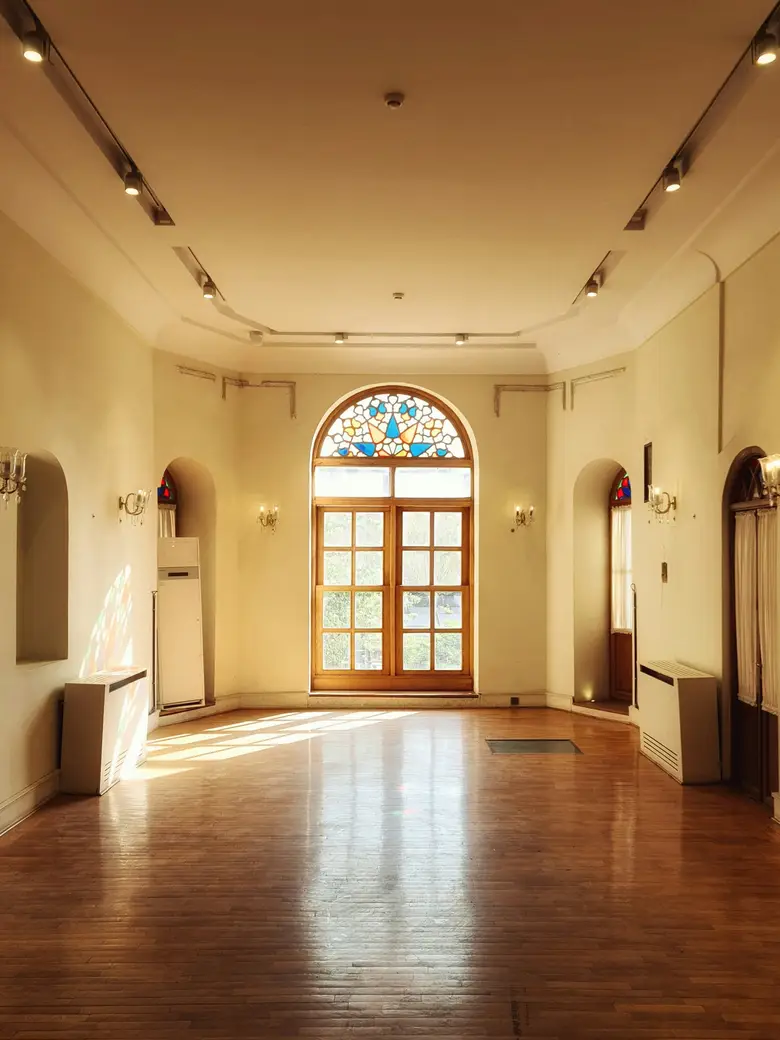 Saal mit Parkett und Bogenfenster