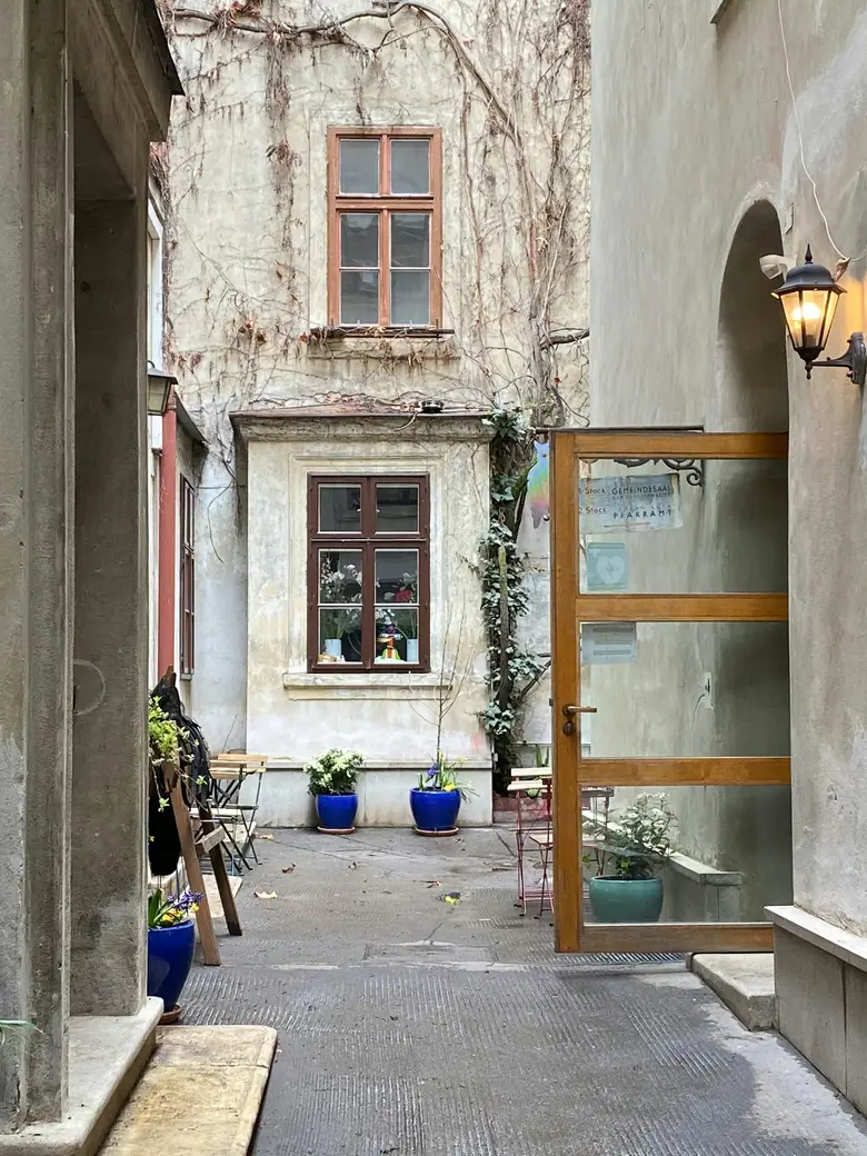 Ruhiger Innenhof mit Pflanzen und Fenstern